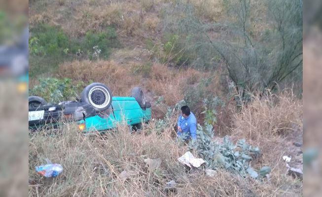 El auto quedó prácticamente destruido por el impacto, por lo que fue asegurado y llevado al corralón. (Foto: Especial)
