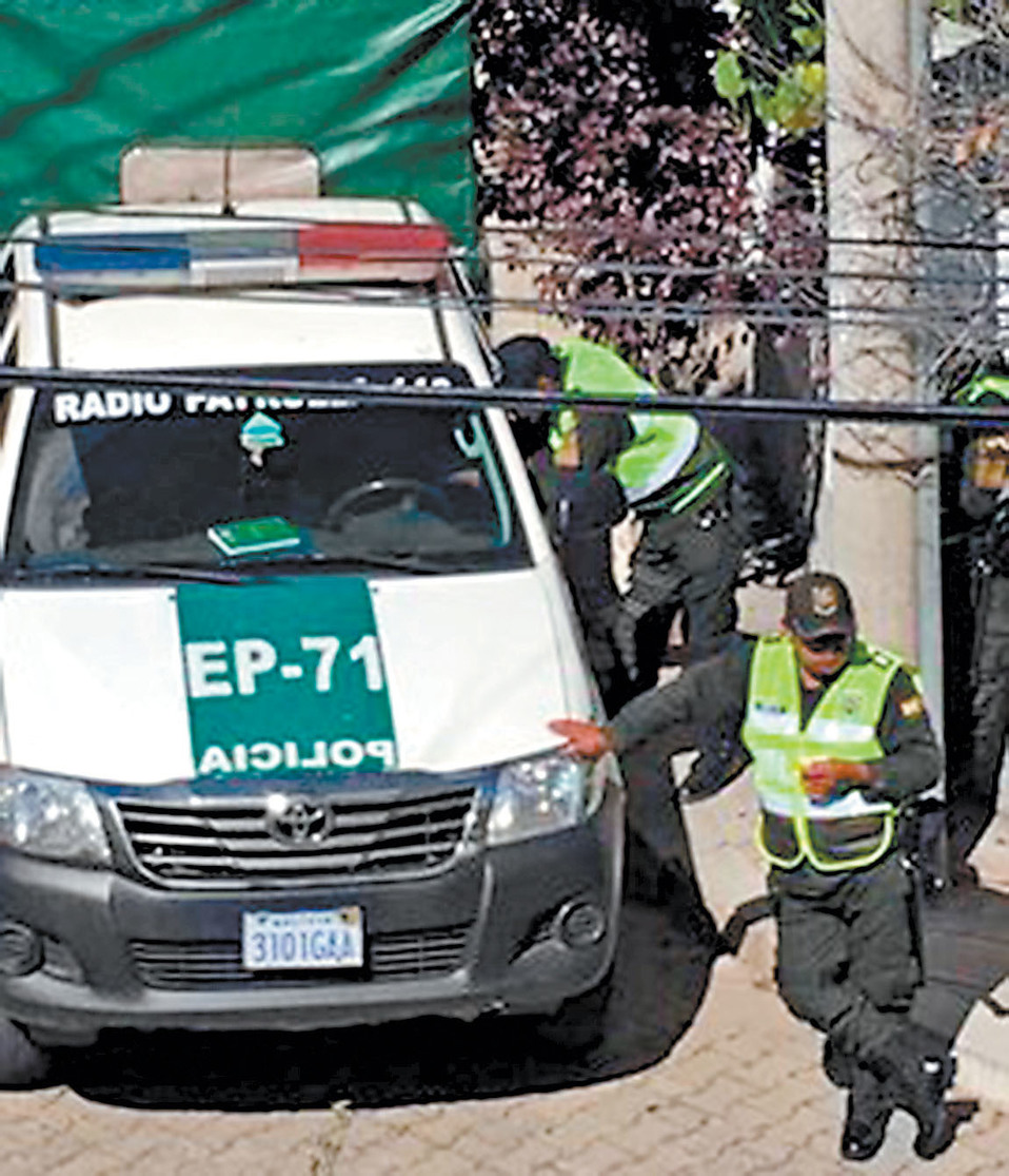 Continúa la presencia policial en los alrededores de la sede diplomática. (Especial)