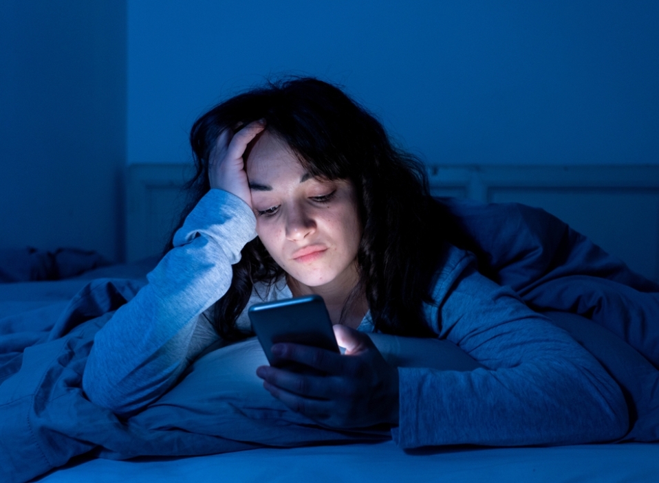 El modo nocturno puede afectar tus patrones de sueño. (Shutterstock)