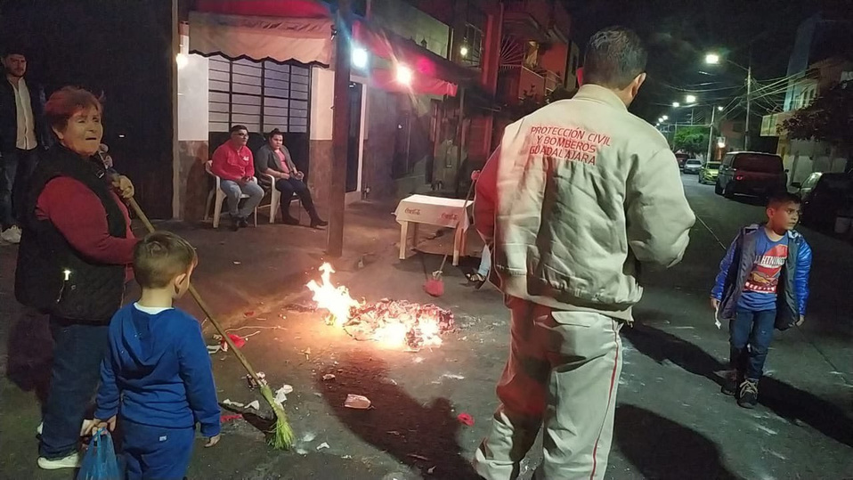 Cinco fogatas fueron apagadas en la vía pública durante la noche del 24 de diciembre (Cortesía).