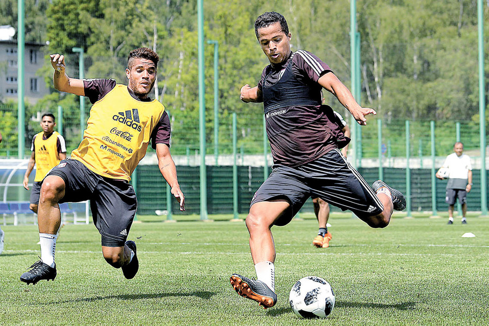 Jonathan y Giovani, en un entrenamiento del Tricolor. (Imago7)