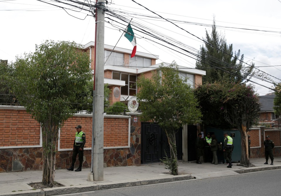 México ha denunciado excesiva presencia de elementos de fuerzas de seguridad de Bolivia en su embajada en La Paz. (Reuters)