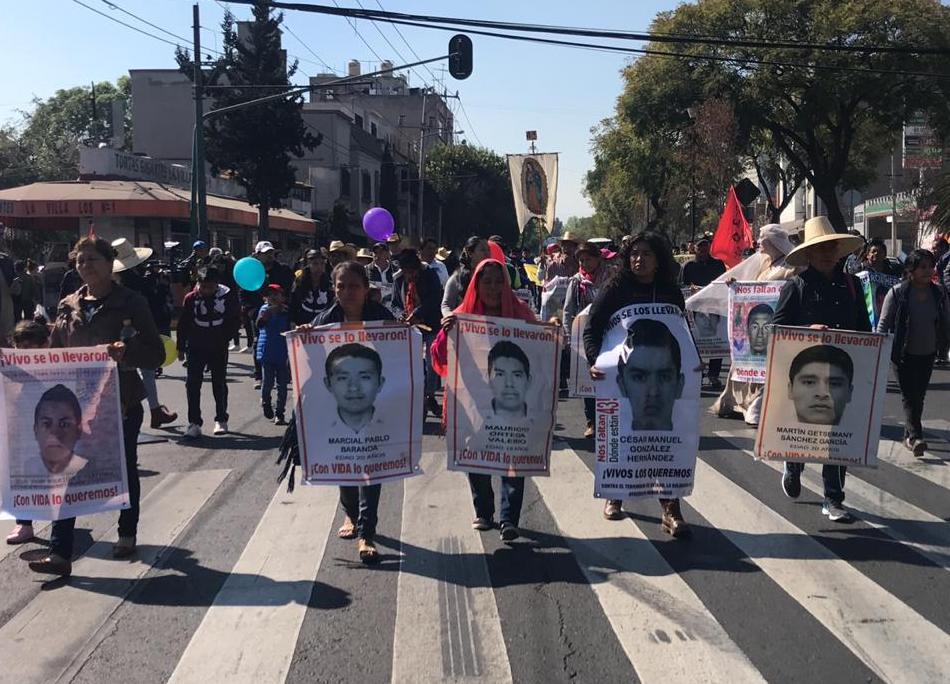 Papás de los normalistas desaparecidos marchan a la Basílica de Guadalupe. | Rogelio López