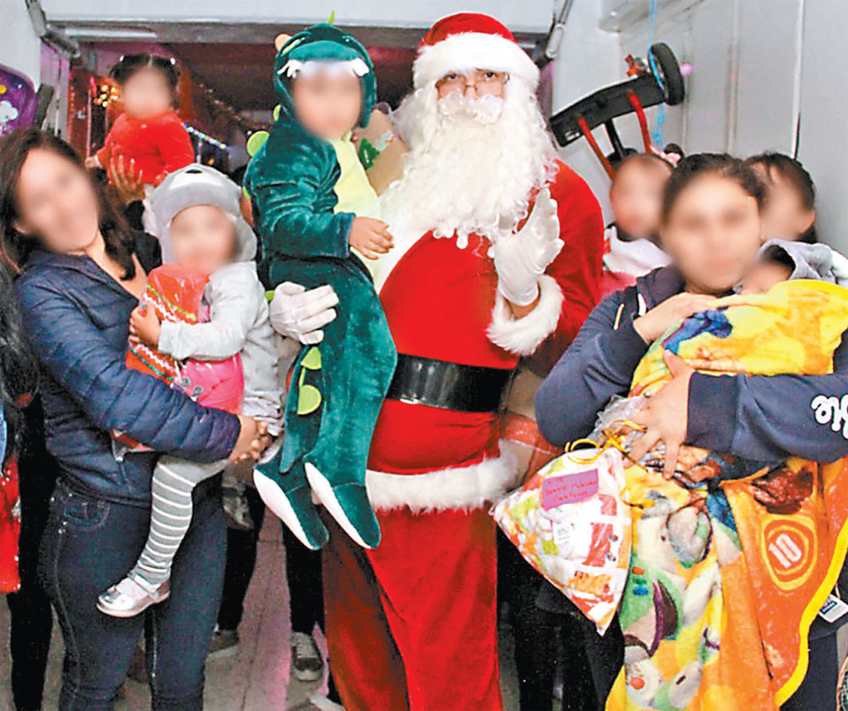 Santa Clos se tomó fotografías con las internas y sus hijos. (Especial)