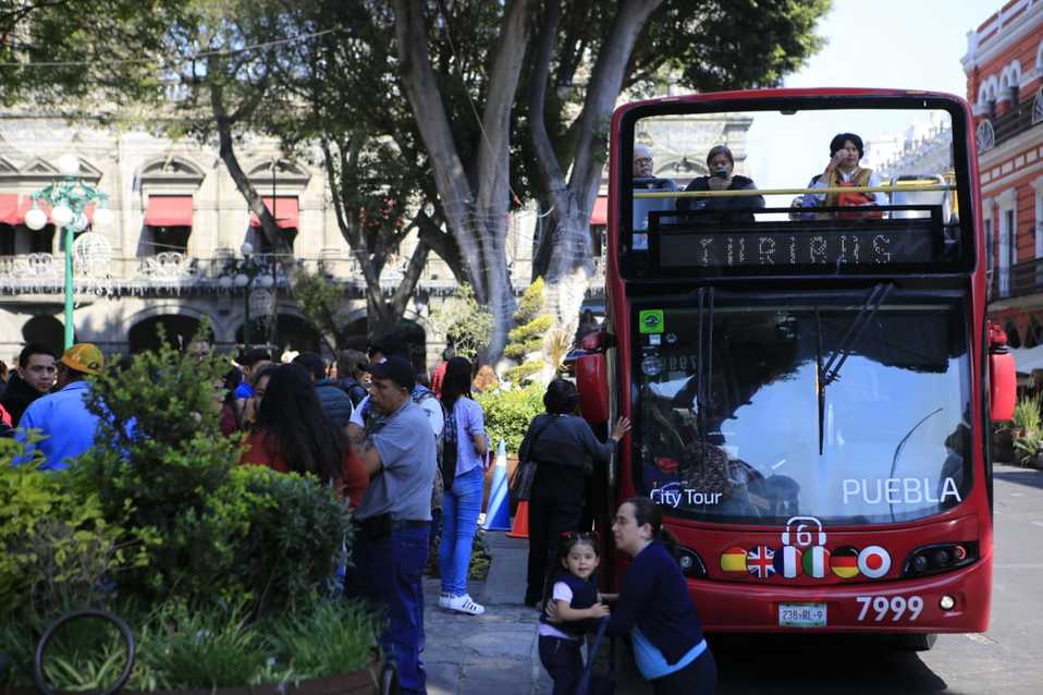 Turibuses estacionados en la 2 Sur entre Juan de Palafox y 3 Oriente. (Andrés Lobato)