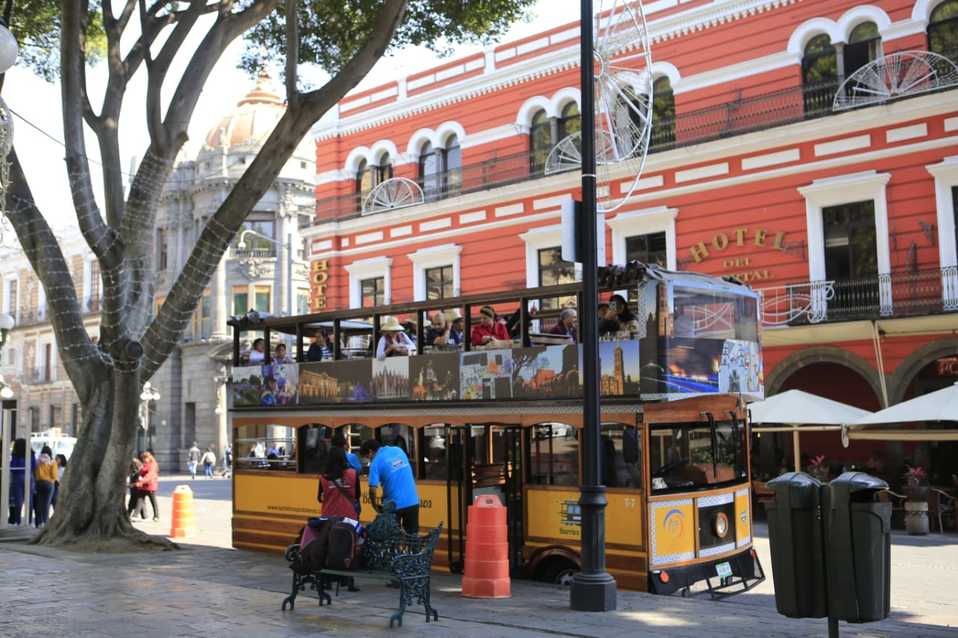 Turibuses estacionados en la 2 Sur entre Juan de Palafox y 3 Oriente. (Andrés Lobato)