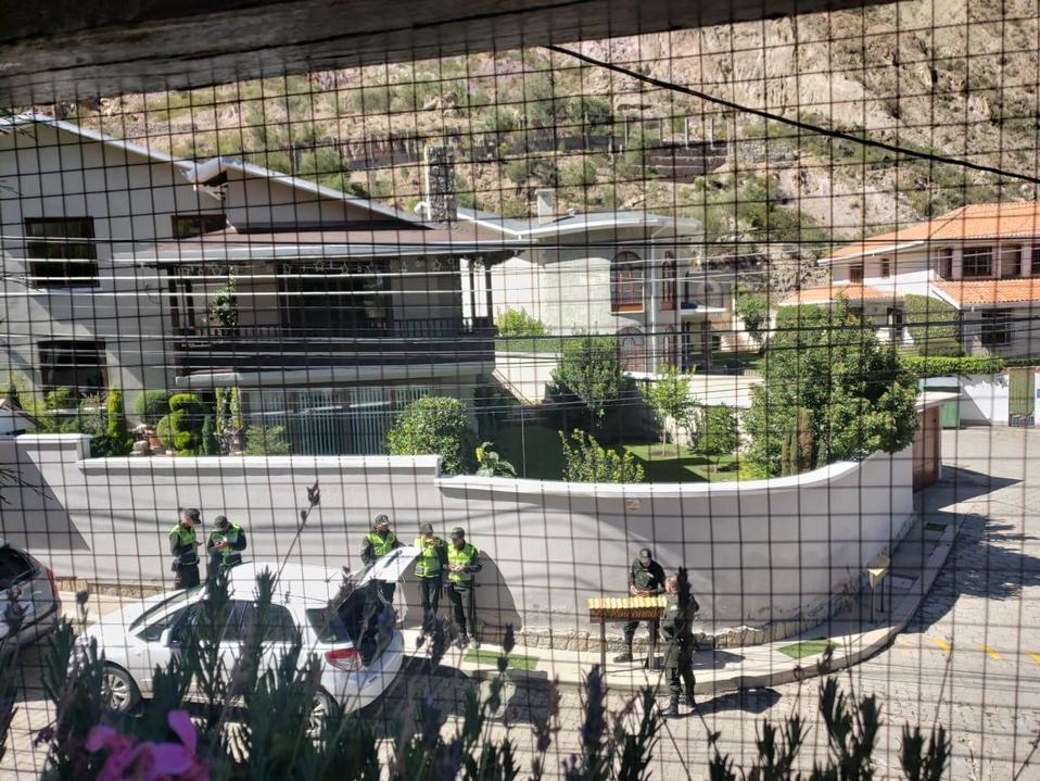 Vigilancia policial en embajada de México en Bolivia. (@efrain_gp)
