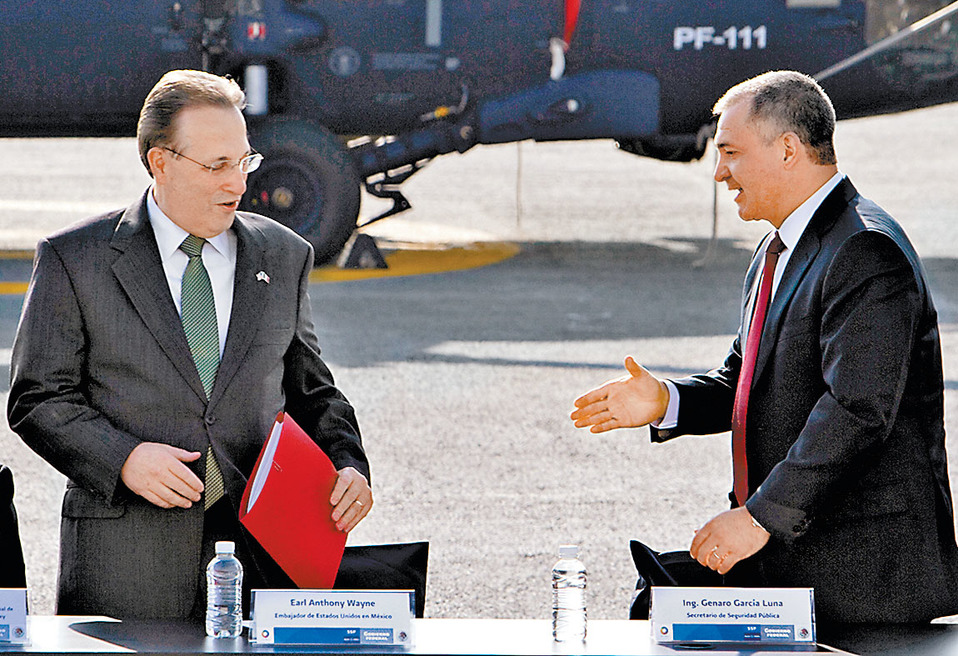 El ex embajador de EU en México Anthony Wayne, y el ex funcionario federal. (Javier García)