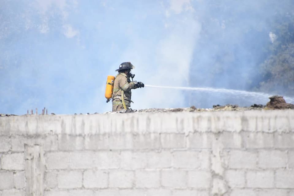 La mañana de Navidad se activó precontingencia ambiental en Salamanca ante la mala calidad del aire a consecuencia del incendio en Tekchem. Especial.