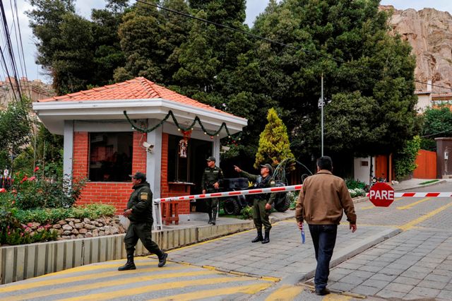 Acusan que encapuchados intentaron entrar a residencia de embajadora de México en Bolivia. (AFP)