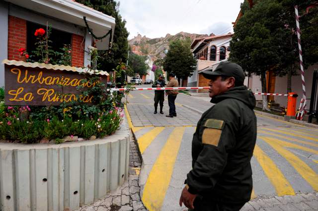 Acusan intento de ingreso de encapuchados a residencia de embajadora de México en Bolivia. (AFP)