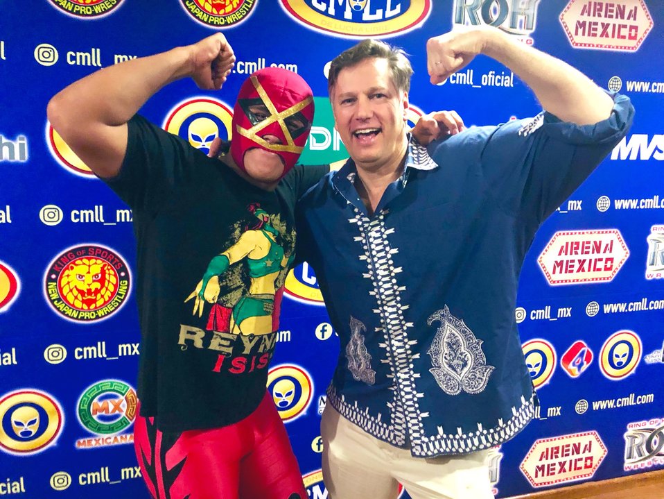 Christopher Landau disfrutó de la lucha libre en la Arena México. (Twitter)