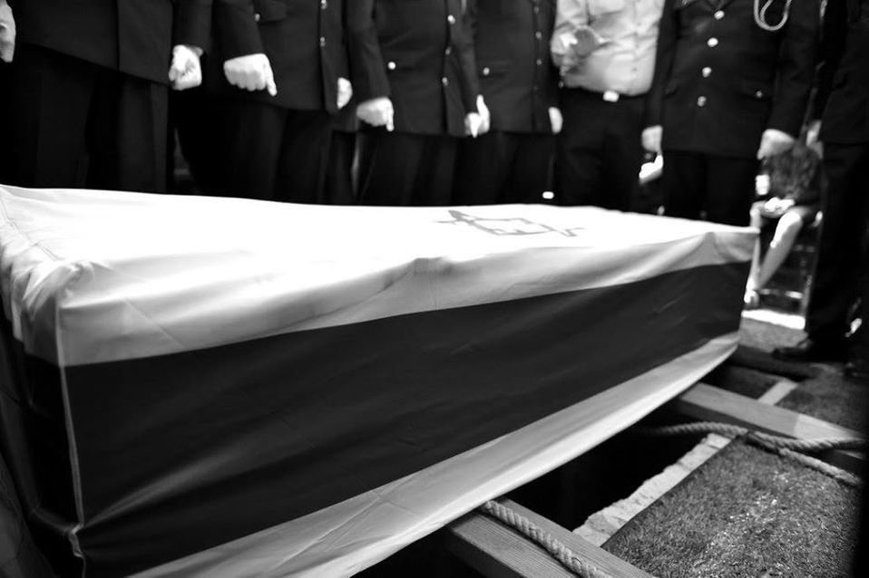 Julio César Hernández capturó el momento en el que el féretro de Shimon Peres ingresa a su tumba. (Julio César Hernández)