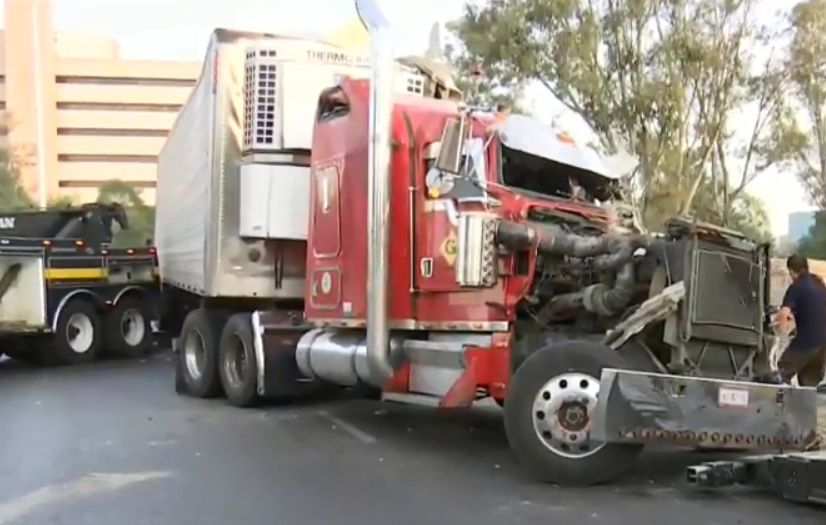 Tráiler vuelca en Circuito Interior. | Milenio