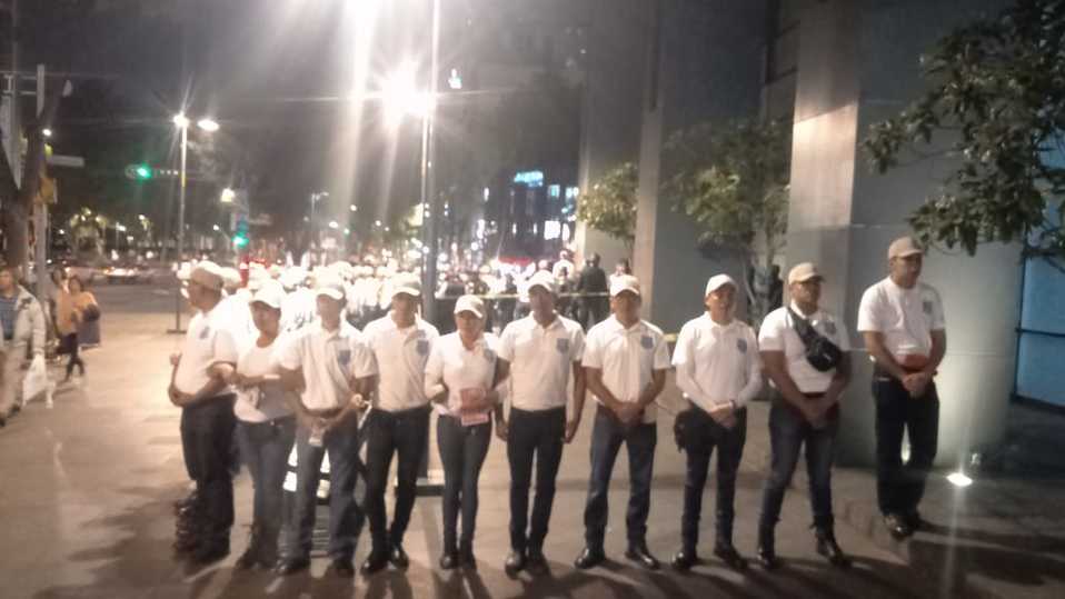 Custodia del cuerpo del hombre en situación de calle que falleció a las afueras del hotel Hilton. (Anwar Nájera)
