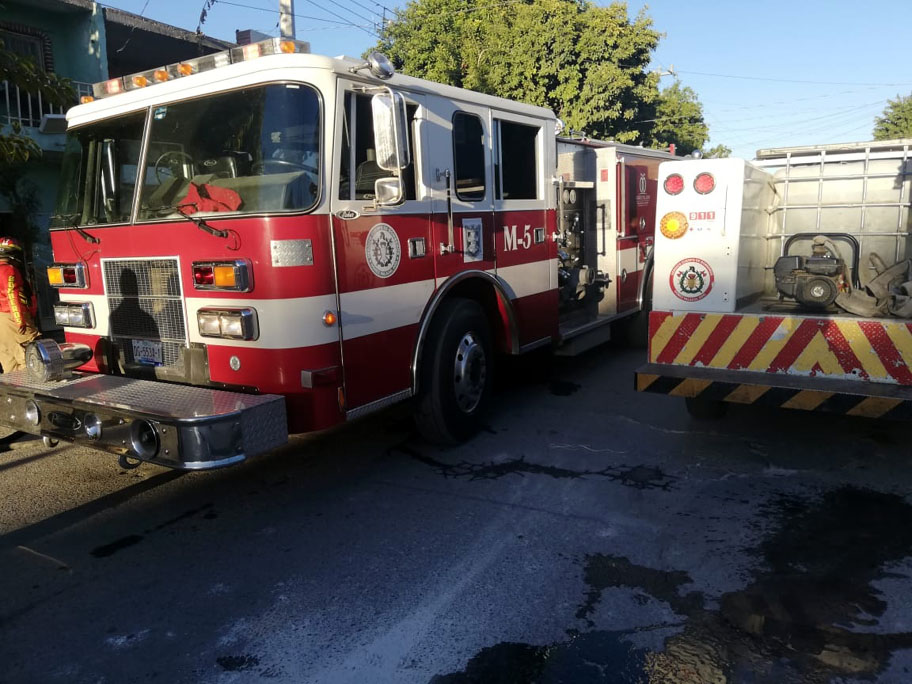 El incendio se registró en el segundo piso de la propiedad. (Milenio Digital)