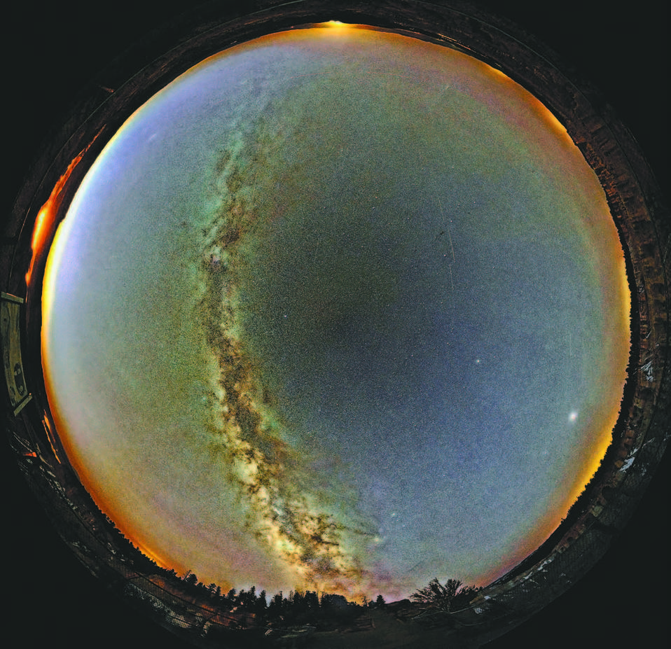 Se puede observar la tenue mancha de nuestra galaxia vecina Andrómeda, ubicada “a las 10 horas”.