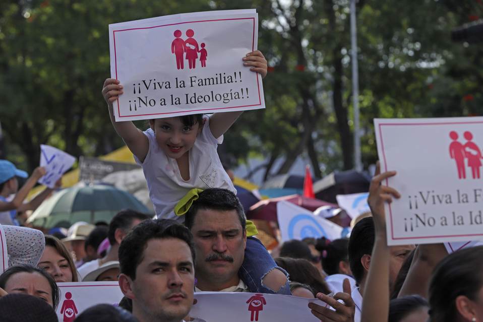Simpatizantes del Frente Nacional por la Familia salieron a las calles
