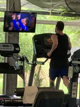 Captan a Lionel Messi viendo videos suyos mientras entrena (@valenjure1)
