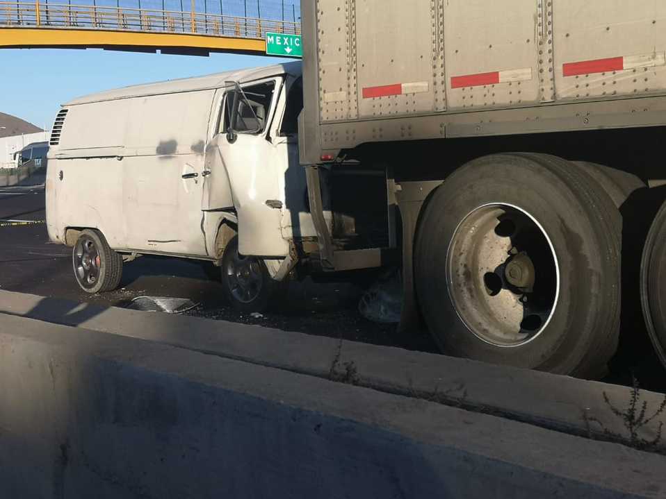 Combi impactada contra tráiler en la México-Puebla. (César Velázquez)