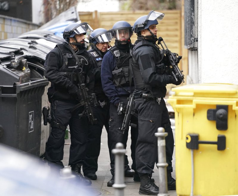 Elementos de la Policía se encuentran en la zona en búsqueda del sospechoso. (AP)