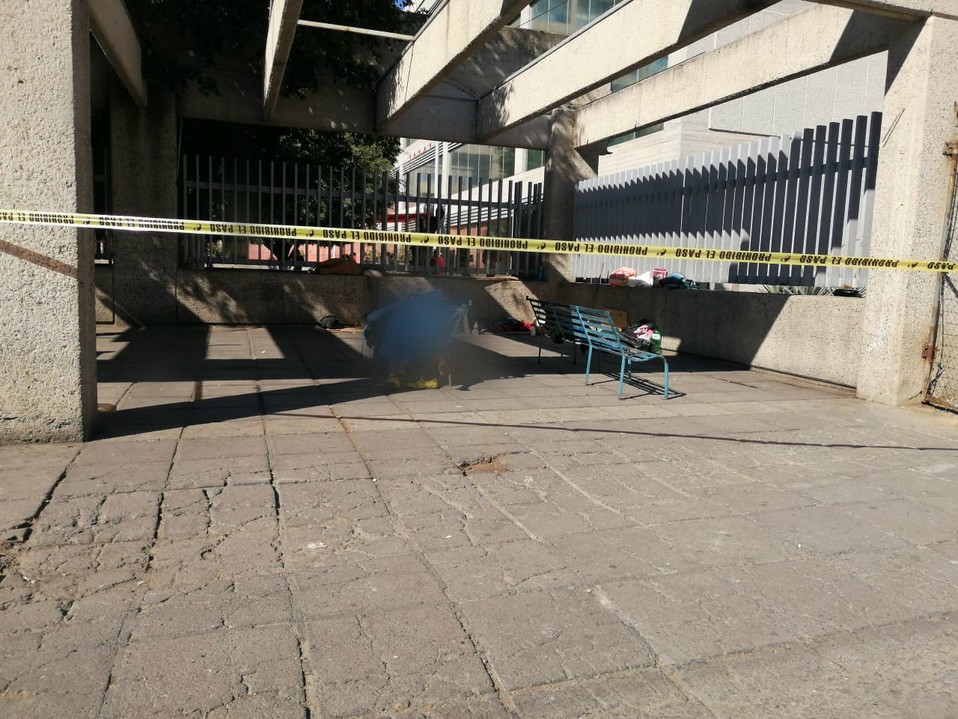 el hombre llegó a acostarse a una banca y simplemente dejó de respirar. (Juan Carlos Munguía)