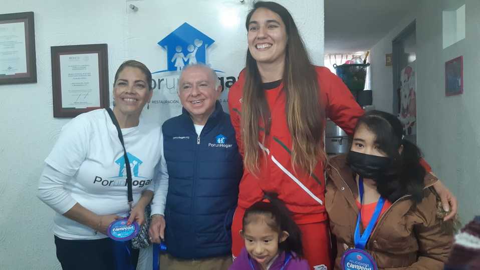 Liliana Ibáñez convive con niños de un Hospital (Cynthia Cortes)
