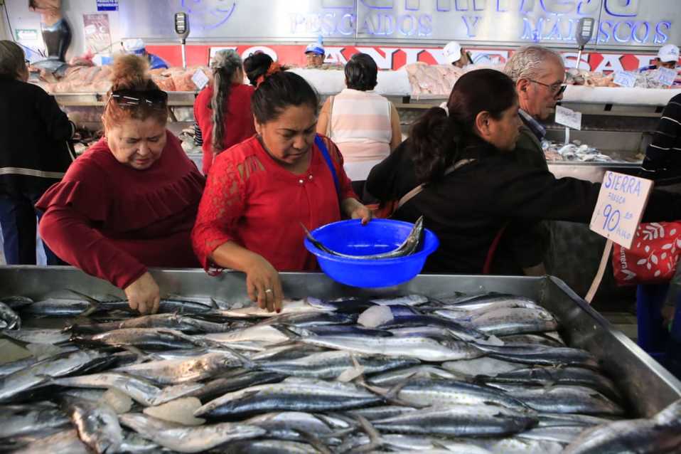 Locatarios de pescados y mariscos, ubicados en la calle 16 poniente del centro de Puebla. (Andrés Lobato)