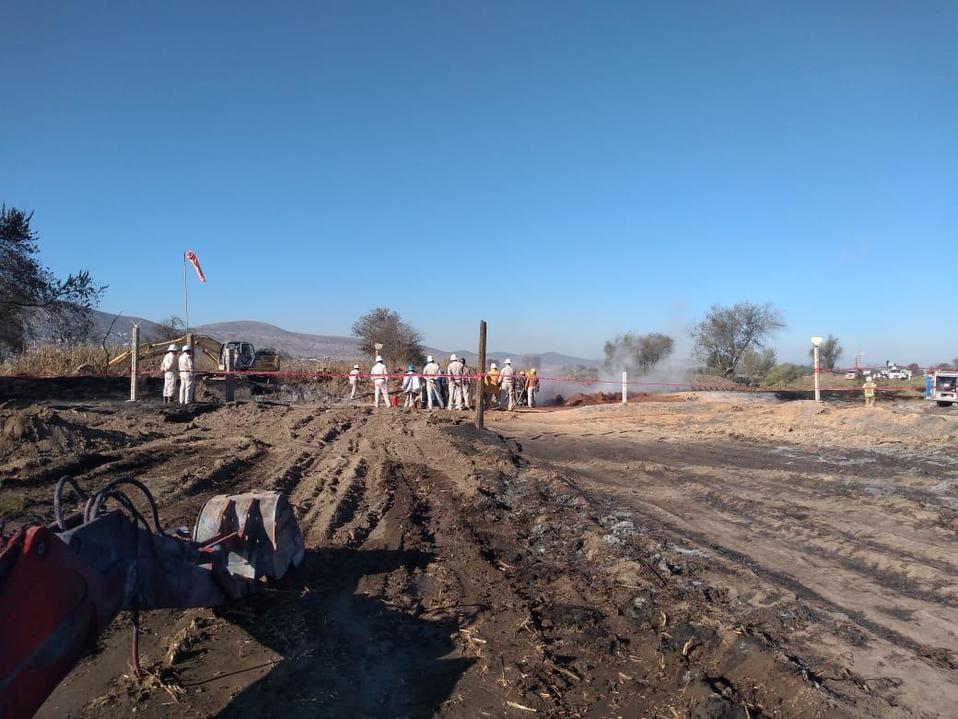 Personal de Pemex realiza los trabajos de sellado del ducto Cactus-Guadalajara. (Especial)