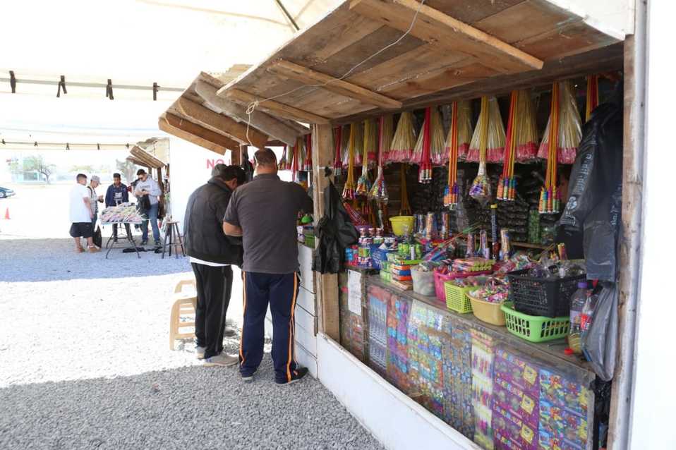 Sólo 4 de  8 puestos de la Feria del Cohete en Zuazua permanecen operando. (Foto: Raúl Palacios)