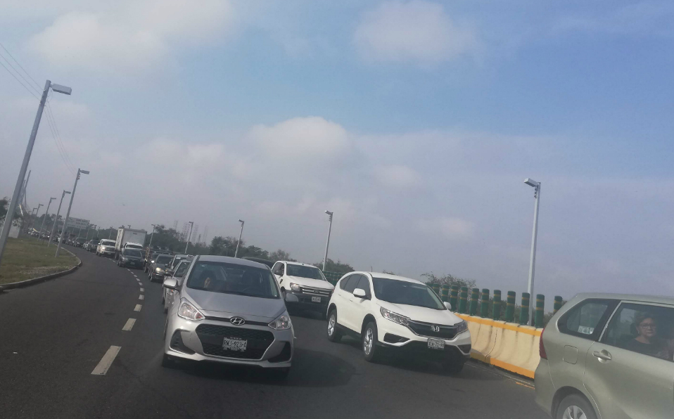 Vacacionistas saturan puente Tampico (Foto/Sandra Sosa)