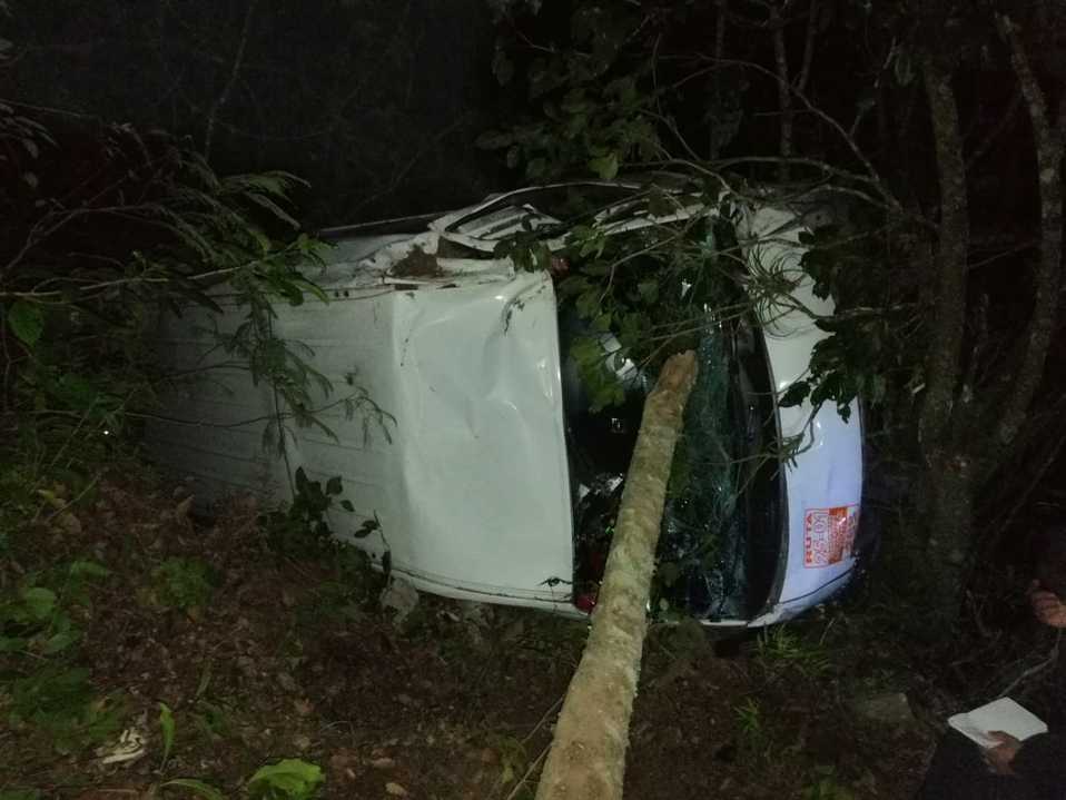 Volcadura de unidad en Tianguistengo. (Cortesía)