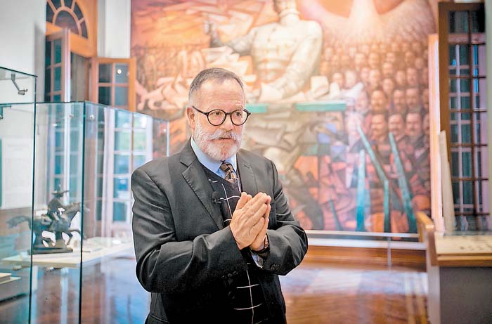 El director del Museo Nacional de Historia de Chapultepec ante el mural La Constitución de 1917, realizado en 1966 por Jorge González Camarena. Aracel
