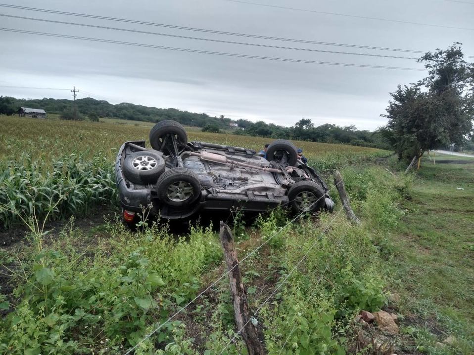 Familia vuelca y cae en una parcela en la carretera Tampic-Mante (Foto/CORTESÍA)