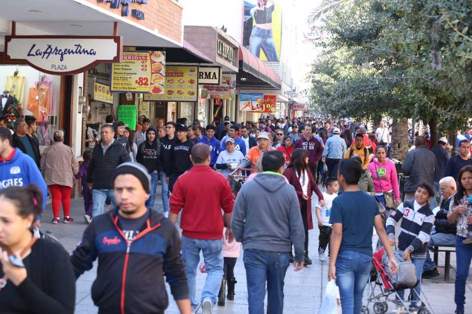 La gente salió para aprovechar las ventas de la uva, ropa interior e ingredientes para bebidas. | Foto: Raúl Palacios