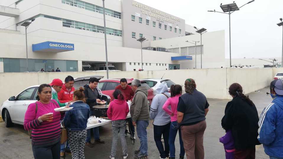 Llevan comida caliente a familiares de enfermos a Hospital Civil de Tampico (Foto/José Luis Tapia)