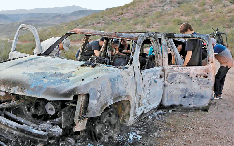 Pobladores y familiares revisan un de las camionetas en que viajaban los integrantes de la orden mormona el pasado 4 de noviembre. (AFP)