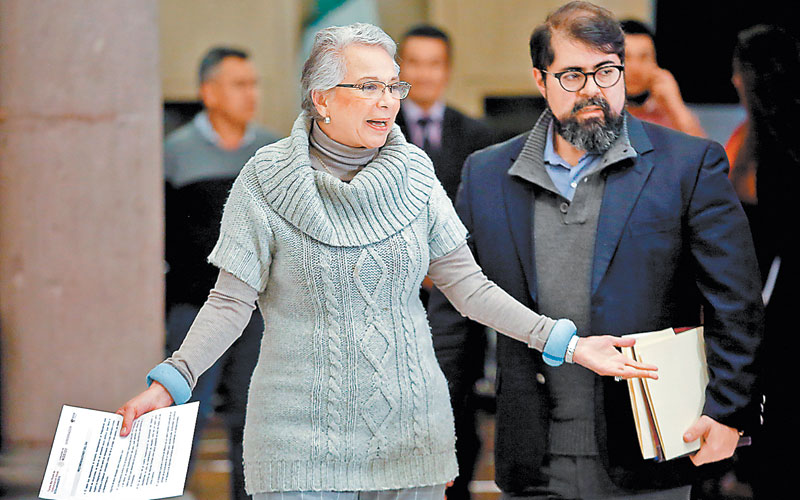 La secretaria de Gobernación garantizó protección a ex funcionarios bolivianos asilados. (Reuters)