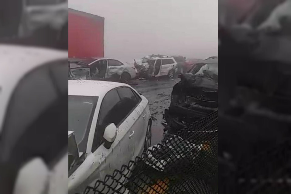 Videos en redes sociales muestran vehículos destrozados tras el choque. (Foto: Especial)
