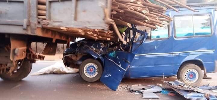 Dos futbolistas y el conductor del autobús de un club de la Primera División de Guinea fallecieron tras un accidente (Twitter)