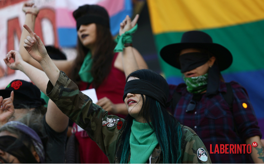 Un grupo de mujeres entona "Un violador en tu camino" durante una protesta en CdMx. (Foto: Edgard Garrido | Reuters)