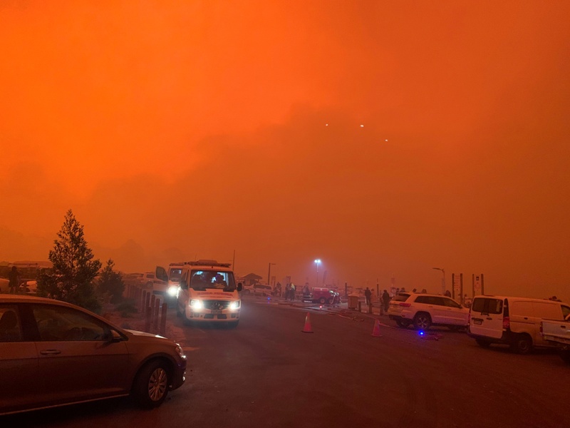 El mundo recibió el nuevo año en medio de incendios forestales y protestas. (Reuters)