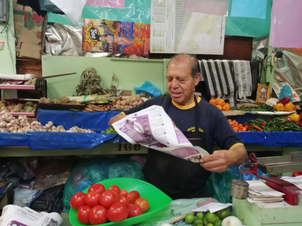 Debido a la prohibición de las bolsas de plástico, los comerciantes despachan la mercancía en cucuruchos. |Fanny Miranda