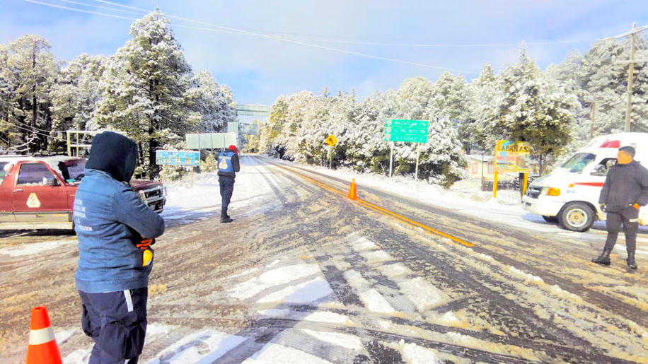 Las carreteras se mantienen cerradas hasta que se remueva la nieve. (Protección Civil Durango)