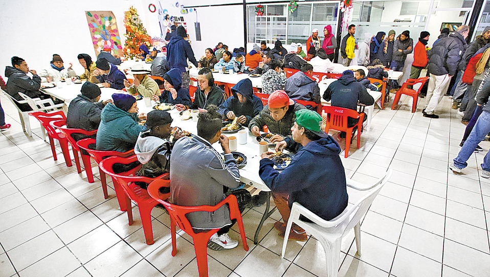 En la cena de fin de año una centena de migrantes contó su historia y el peligro que ha enfrentado. (Omar Franco)