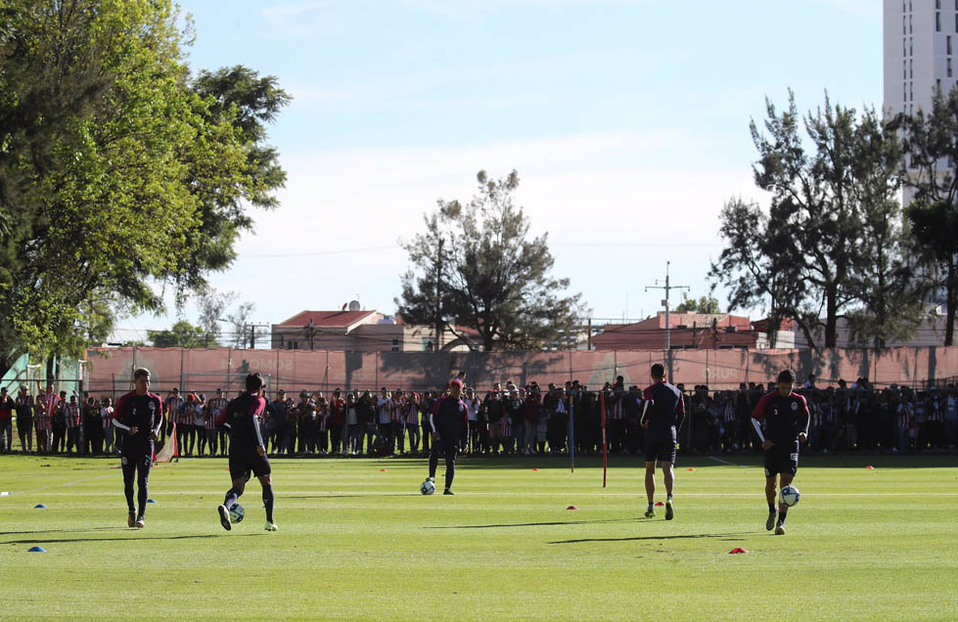 Chivas convoca a mil 500 aficionados en entrenamiento de pretemporada (Twitter @Chivas)