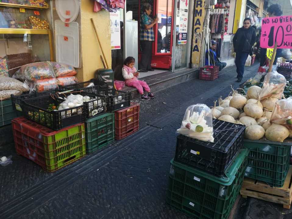Comerciantes ambulantes venden en cajas de plástico. (Andrés Lobato)
