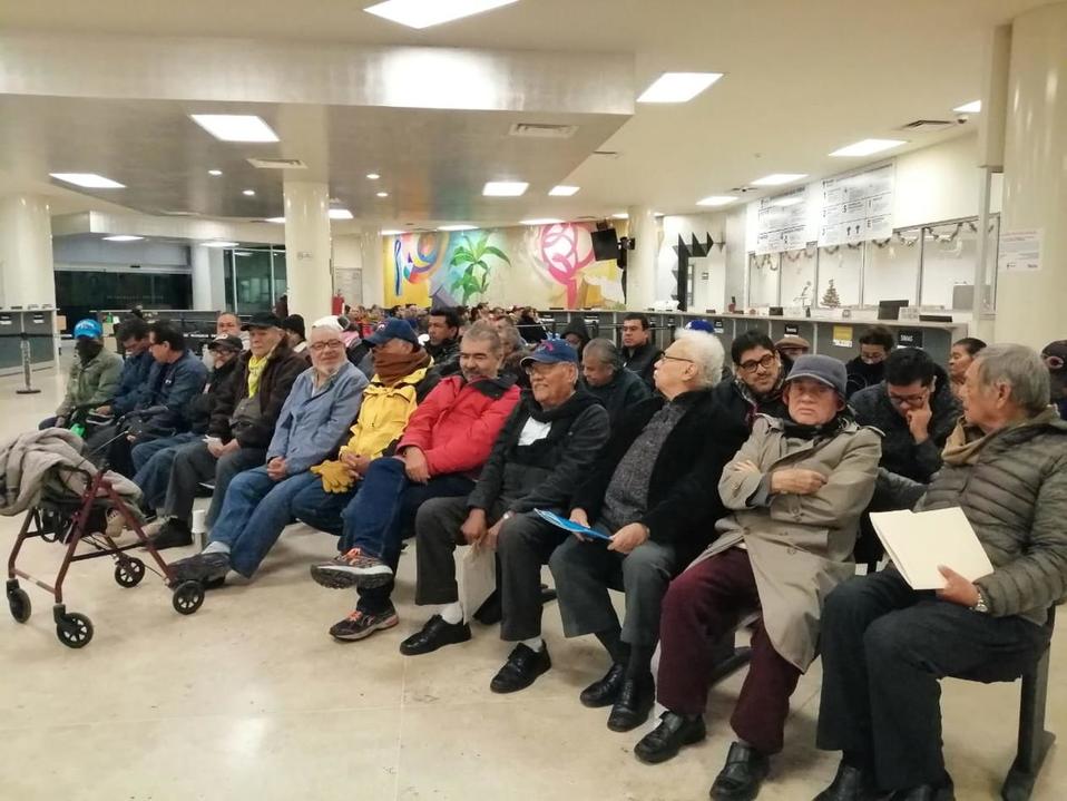 Los primeros dos contribuyentes llegaron a las filas desde las 04:00 de la mañana. (Multimedios Laguna)