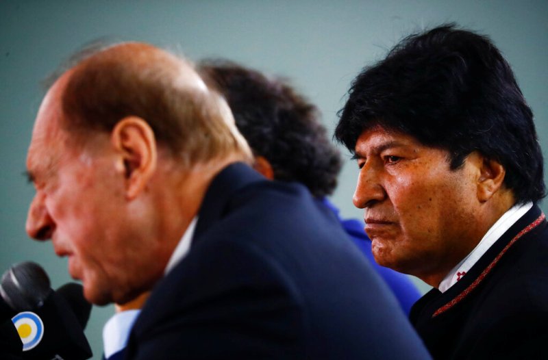 Evo Morales escucha a su asesor legal, Eugenio Zaffaroni. (AP)