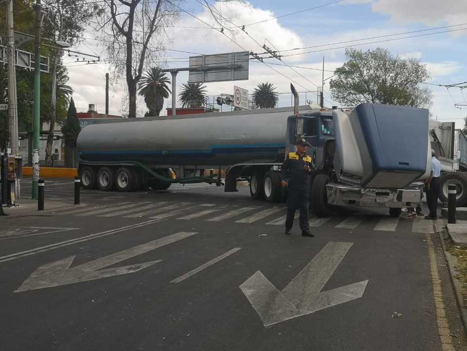 Por una falla mecánica, un trailer quedó varado al intentar dar vuelta en avenida Misterios (César Velázquez)